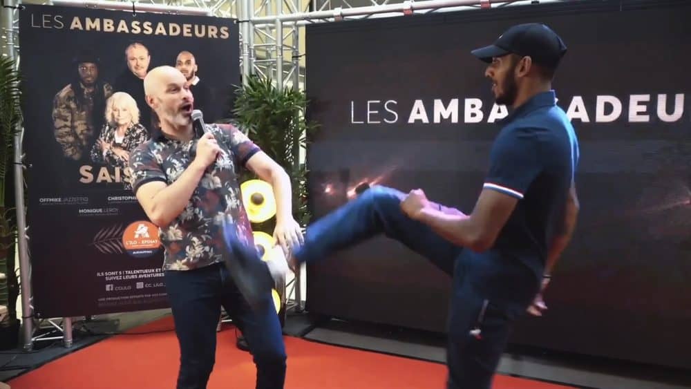 Animation sur le plateau « Les Ambassadeurs », avec un invité qui mime un coup de pied