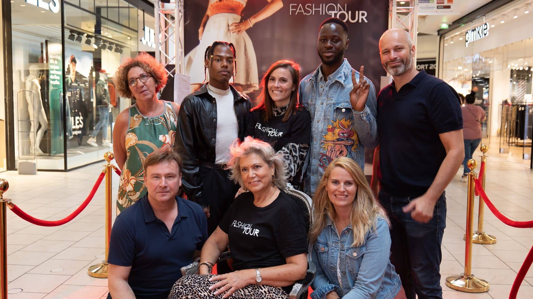 Clément Saunier et l'équipe du Fashion Tour dans un centre commercial