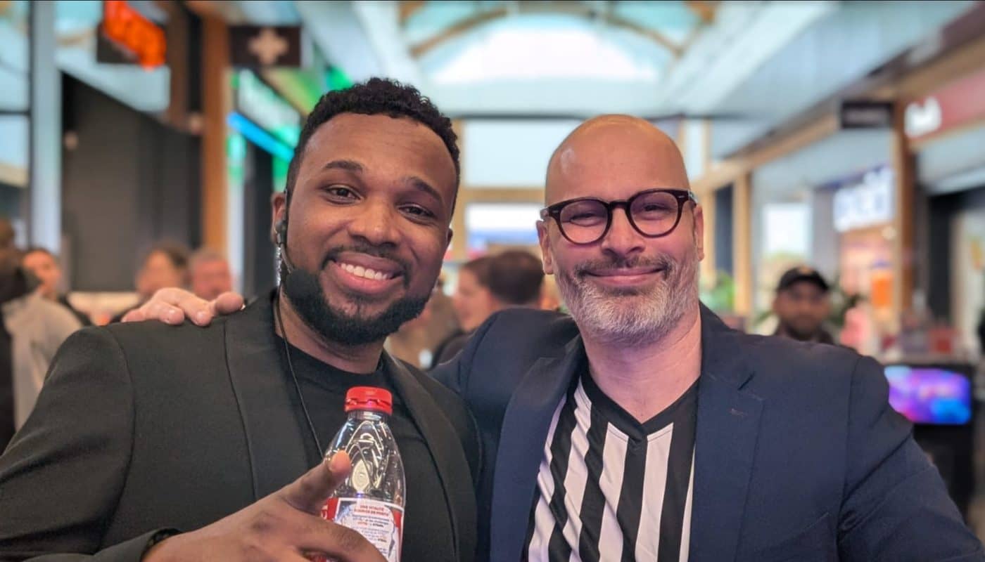 Clément Saunier, au bras d'un invité du Gaming Tour, sourire aux lèvres dans le centre commercial