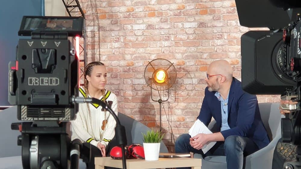 Interview filmée avec une caméra cinéma RED, décor de briques