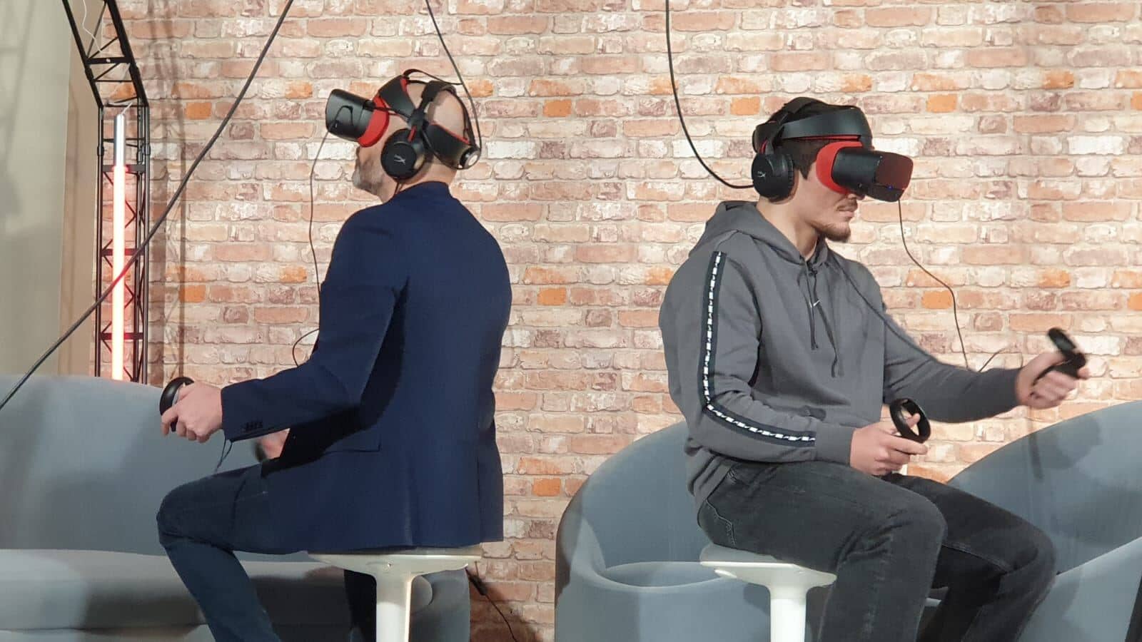 Plateau de tournage avec caméra cinéma et casques de réalité virtuelle