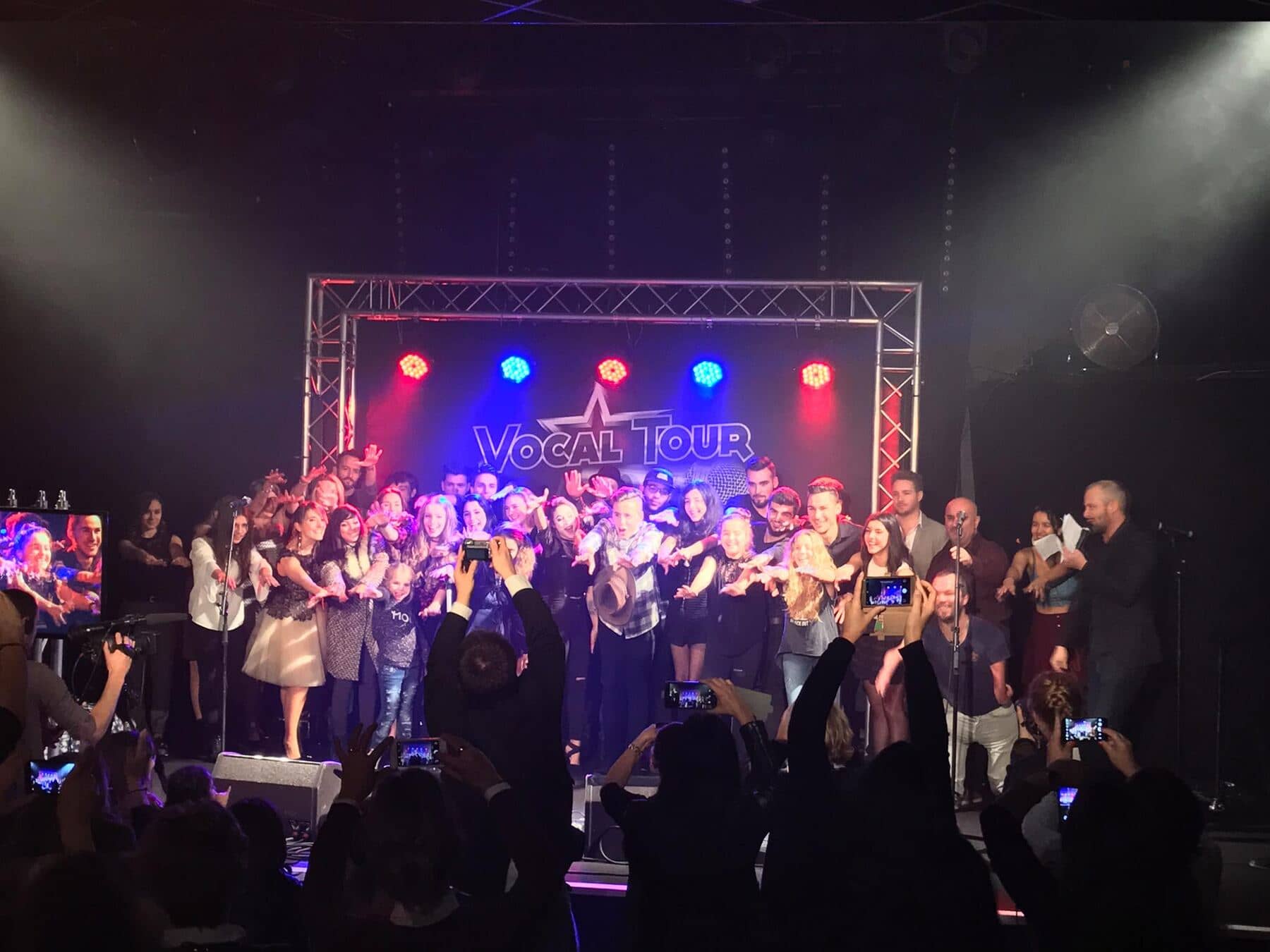 Finale du Vocal Tour, scène éclairée et public