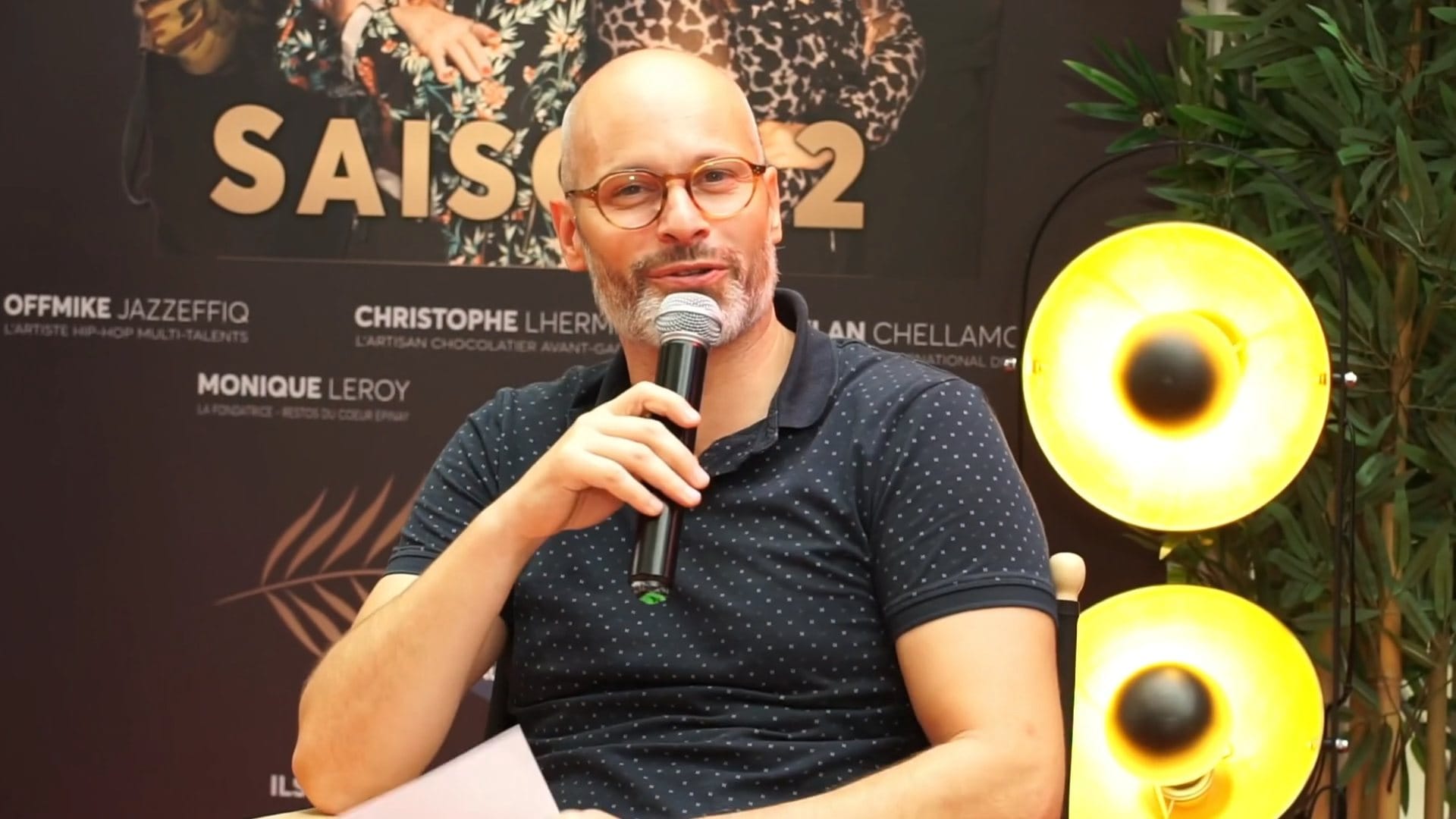 Clément Saunier au micro, souriant, lors d'une animation